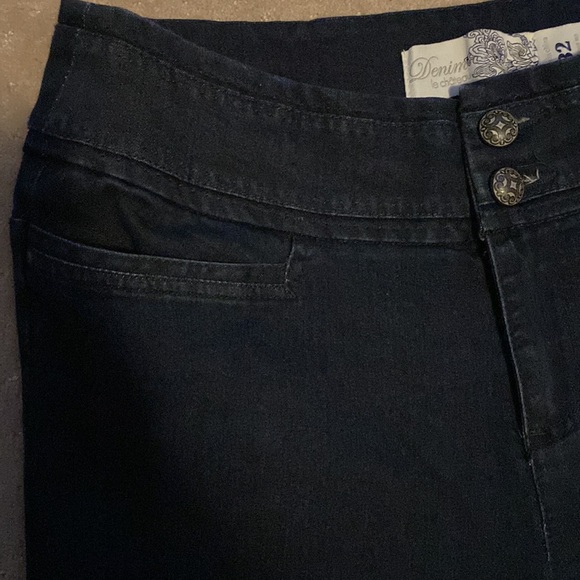 Le Chateau extra dark rinse boot cut jeans sz 32. - Picture 3 of 5